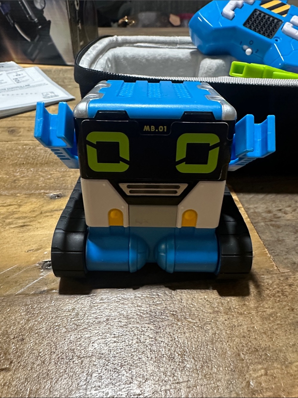 Really Rad MiBro Remote Robot toy  Set  with case and accessories - Picture 3 of 8